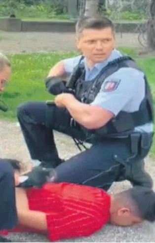 Alman polisi yere yatırdığı Emirhan'ın boğazına bastırarak ters kelepçe taktı...