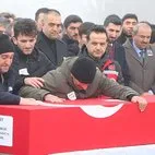 Isparta şehitleri son yolculuğuna uğurlandı! Acılı babadan yürek yakan sözler: Susun Taha uyuyor! Biri kardeşinin naaşının peşinden koştu diğeri oğluna ağıt yaktı