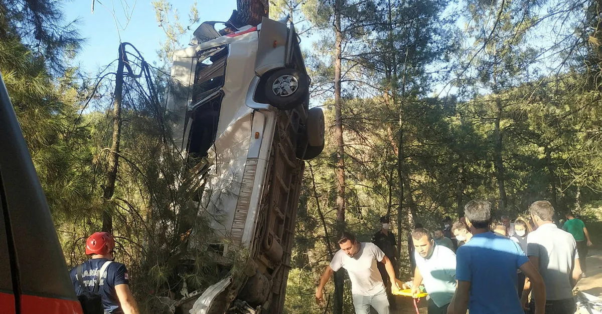 İzmir’de türbe ziyareti dönüşü sonrası feci kaza