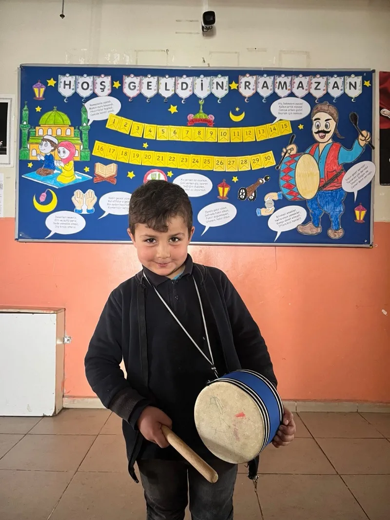 Maarifin Kalbinde Ramazan: Öğrenciler davul çalıp mani okudu koridorlar hilal ve yıldız figürleriyle süslendi-6