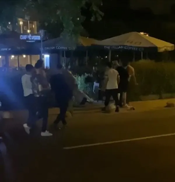 kadikoy-caddebostanda-kavga-tekme-ve-yumruklarla-birbirlerine-girdiler-1654434460229.jpg Kadıköy Caddebostan'da kavga! Tekme ve yumruklarla birbirlerine girdiler-2