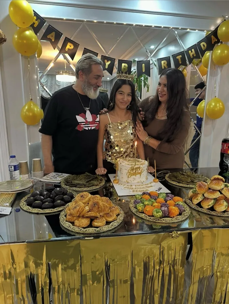 tarik-mengucten-sutlu-cikolatam-dedigi-kizina-duygusal-kutlama-goren-hayran-kaldi-1775547923280.jpg Tarık Mengüç'ten “Sütlü çikolatam” dediği kızına duygusal kutlama! Gören hayran kaldı-6