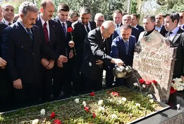 Bahçeli’den Türkeş’in mezarına ziyaret
