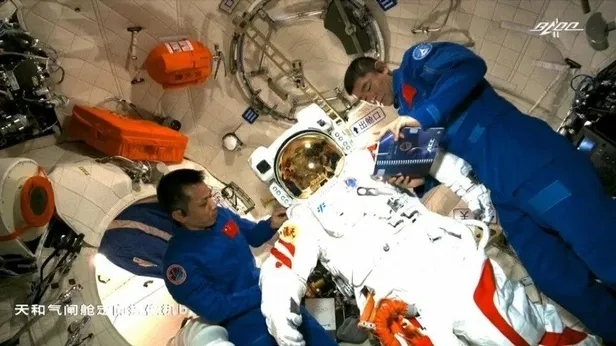 Uzayda bir ilk! Çinli astronotlar ilk uzay yürüyüşünü gerçekleştirdi-2