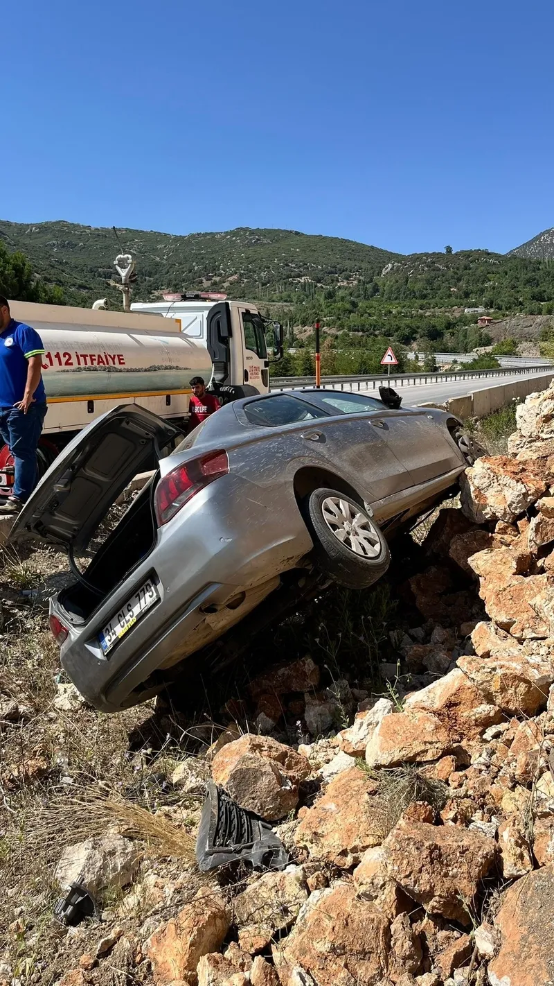 1720374105934.jpg Burdur Antalya yolunda korkutan trafik kazası! Araç bariyerleri aşıp kayalıklara daldı-4