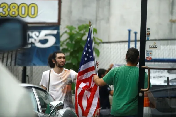 Adil Öksüz'ün kayınbiraderi ABD bayrağını öperken görüntülendi-15