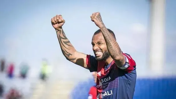 galatasaray-cagliari-formasi-giyen-joao-pedro-icin-italyaya-cikarma-yapti-1657146749600.jpeg Galatasaray Cagliari forması giyen Joao Pedro için İtalya'ya çıkarma yaptı...-2