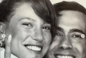 Serenay Sarıkaya ile Mert Demir Paris’ten döndü! Havalimanında yorgun halleri dikkat çekti