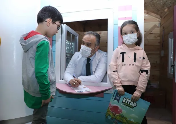 Doktorlar muayene ettikleri çocuklara reçeteyle kitap yazıyor-2