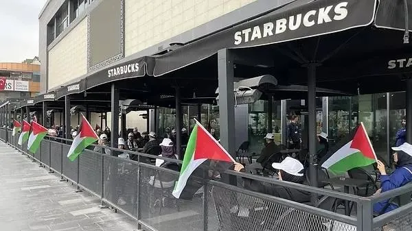 1709662009057.jpeg Binlerce kişiyi işten çıkaracaklar | Soykırımcı İsrail'e destek veren Starbucks batmaya devam ediyor!-3