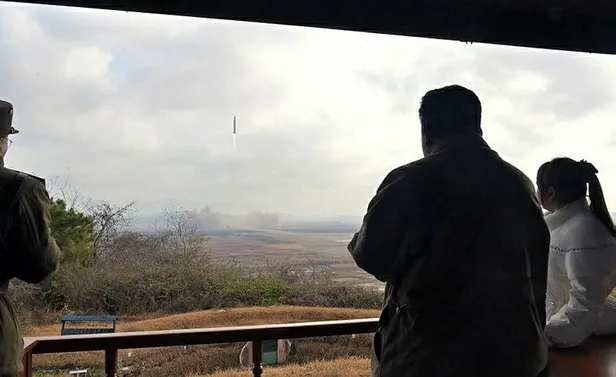 Kuzey Kore lideri Kim Jong-un kıtalararası füze denemesinde ilk defa kızı Ju Ae ile görüntülendi!-3