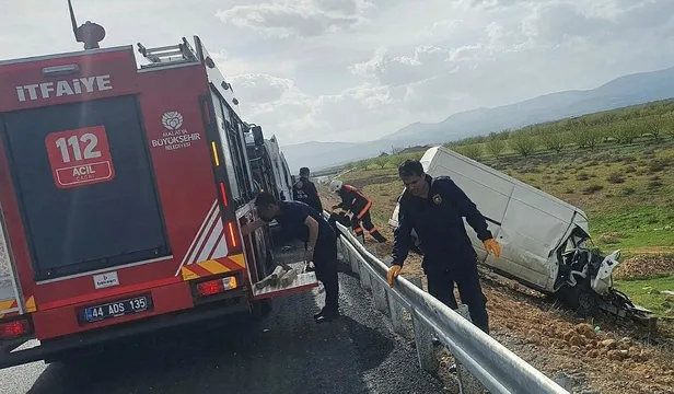 malatyada-feci-kaza-minibus-sarampole-devrildi-1681927358763.jpeg Malatya'da feci kaza! Minibüs şarampole devrildi-1