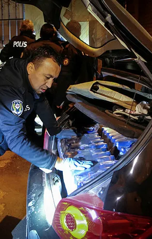 Adana'da dur ihtarına uymayan araç 8 kilometre boyunca kovalandı