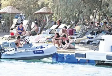 Azra Akın ailesiyle sezonu Bodrum’da açtı!