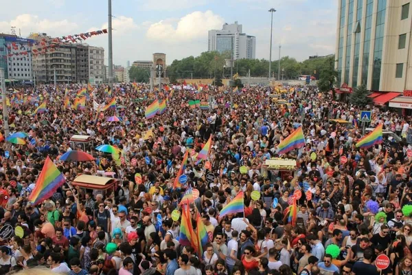 lgbt-terorune-gecit-yok-istanbul-valisi-davut-gulden-yuruyus-hazirligi-yapanlara-acik-uyari-asla-musaade-edilm-1686903408328.jpg Karne günü LGBT terörü: MEB harekete geçti! Yasal süreç başlatıldı-5