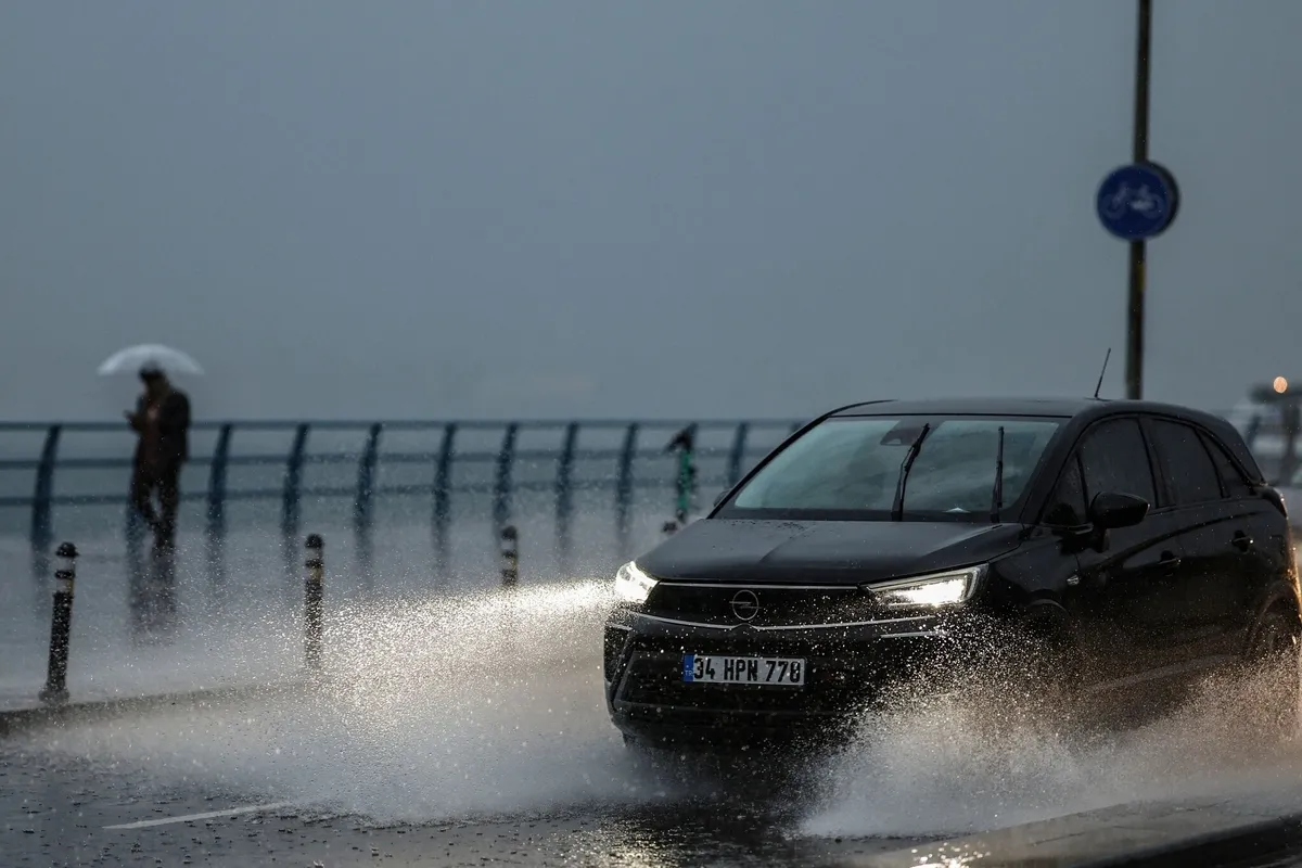 Meteoroloji'den 5 ile turuncu 50 sarı kodlu uyarı! İstanbul dahil birçok ilde şiddetli sağanak ve fırtına alarmı-10