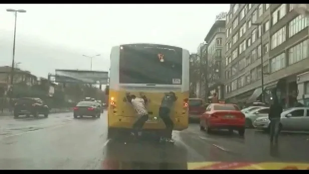 istanbulda-tehlikeli-yolculuk-patenlerle-iett-otobusunun-arkasina-takildilar-1680503549973.jpeg İstanbul'da tehlikeli yolculuk! Patenlerle İETT otobüsünün arkasına takıldılar-2