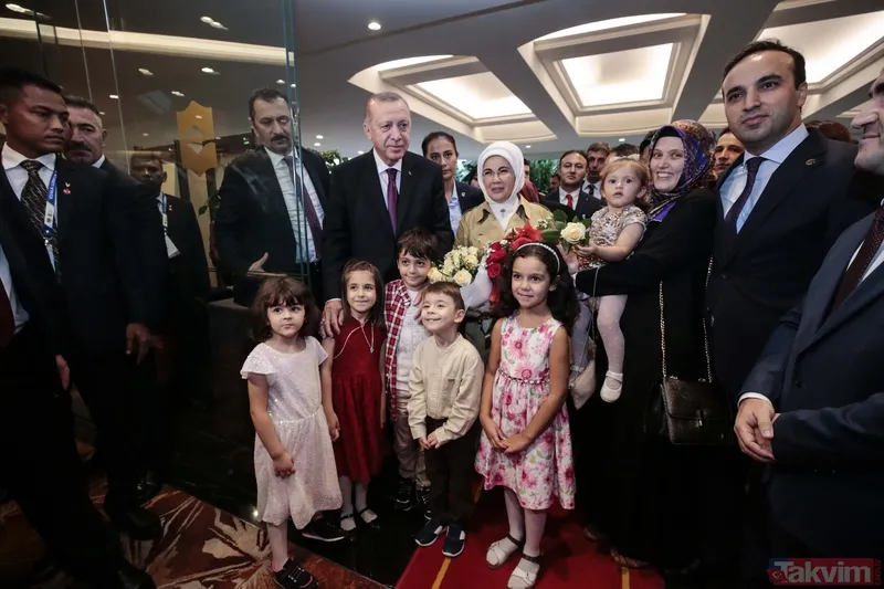 Başkan Erdoğan'a Malezya’da coşkulu karşılama: Seninleyiz Reis