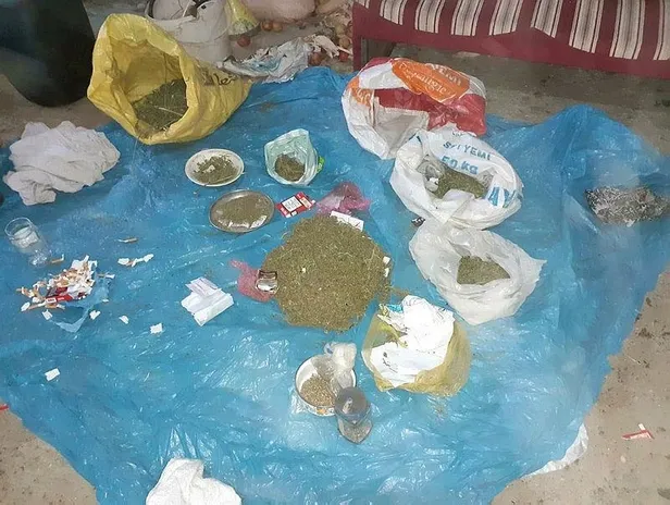 Köy evinde esrar ele geçirildi; baba ve oğlu gözaltına alındı-1