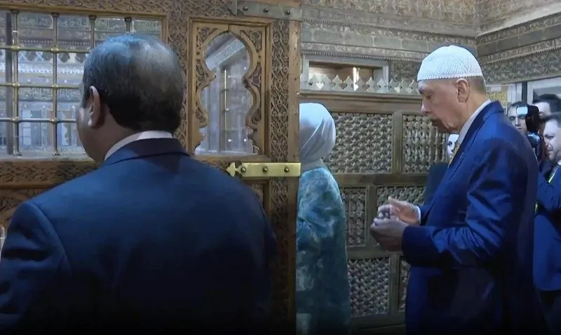 Başkan Erdoğan, İmam Şafi Türbesi'nde dua etti.