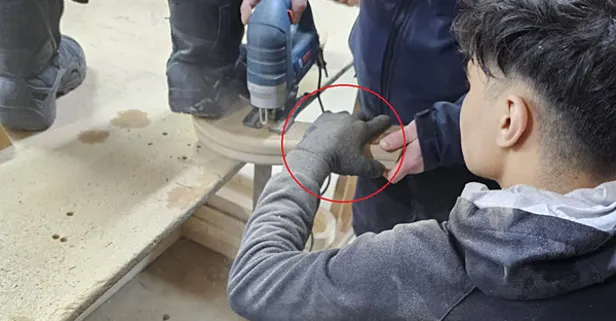 Eline çaktığı ahşap parçasıyla hastaneye kaldırıldı