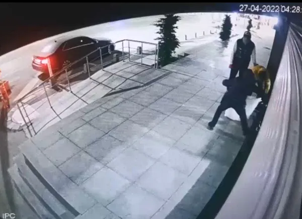 1651732467186.jpg Çuvallarla altın çaldılar! Beykoz'da kuyumcuda milyonluk soygun-5