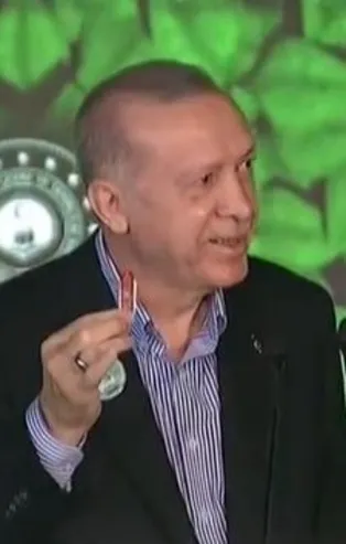 Başkan Erdoğan'dan canlı yayında ay yıldızlı çakı sürprizi! "Devamlı yanımda taşırım" diyerek cebinden çıkarttı