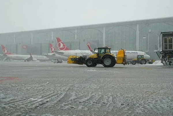 istanbul-havalimaninda-kar-ve-buzlanmaya-karsi-onlemler-suruyor-1613575114523.jpeg İstanbul Havalimanı'nda kar ve buzlanmaya karşı önlemler sürüyor-2