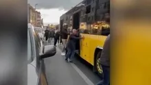 CHP yönetimindeki İstanbulda ulaşım krizi derinleşiyor: Arızalanan İETT otobüsünü yolcular itti