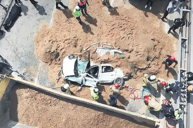 TEM'de feci kaza! Kum yüklü hafriyat kamyonu otomobilin üstüne devrildi