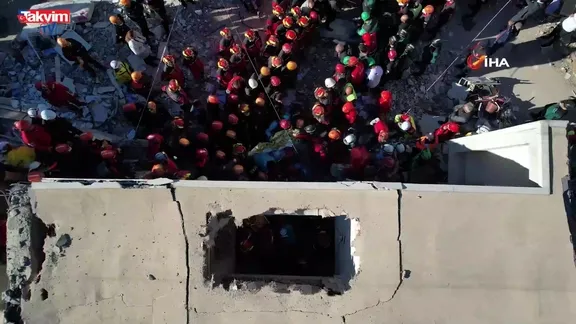 18 yaşındaki Dilara enkazdan böyle çıkartıldı