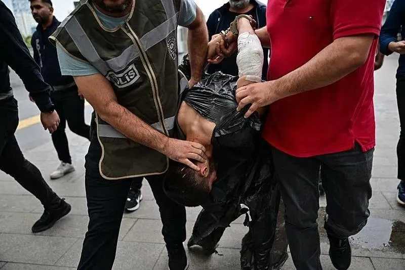 Polis katili adliyeye böyle getirildi. (AA)