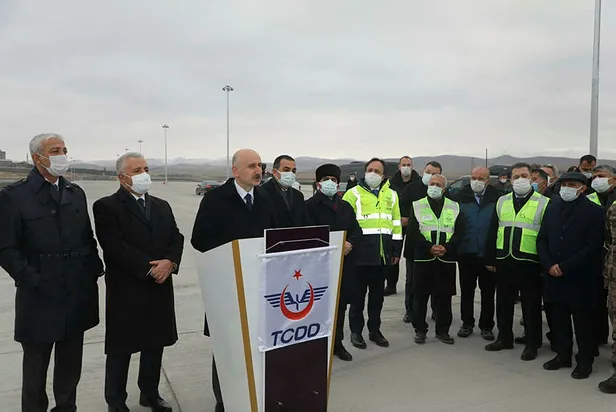 bakan-karaismailoglu-baku-tiflis-kars-hattinda-yapilan-tasimalarda-yuzde-116-artis-oldu-1607176134254.jpg Bakan Karaismailoğlu: Bakü-Tiflis-Kars hattında yapılan taşımalarda yüzde 116 artış oldu-1