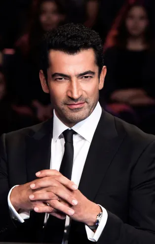 Tedavüldeki hangi kağıt paranın ön yüzünün sağ kenarında sol anahtarları yer almaktadır?