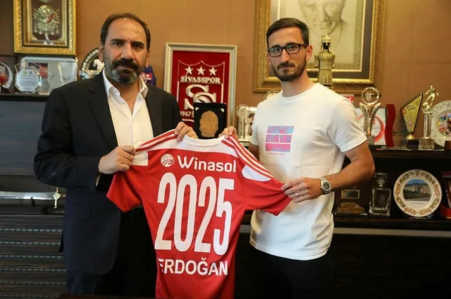 Son dakika transfer haberi: Sivasspor, Erdoğan Yeşilyurt'un sözleşmesini uzattı