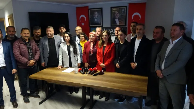 İYİ Parti'de devir teslim! Müsavat Dervişoğlu mazbatasını Meral Akşener'den aldı! Trabzon'da ise toplu istida sonrası yönetim düştü-5