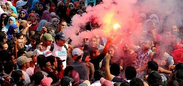 Öğrencilerin darbe karşıtı gösterilerine müdahale