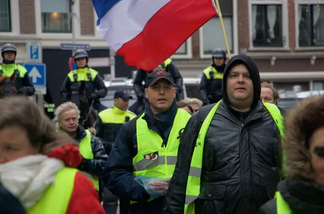 Hollanda'da "sarı yelekliler" hükümeti protesto etti