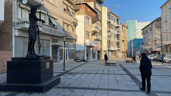 edirne-uzunkoprude-provokasyon-adalet-aniti-atese-verildi-1643959234986.jpg Edirne Uzunköprü'de provokasyon: Adalet Anıtı ateşe verildi! 2 şüpheli gözaltında-4