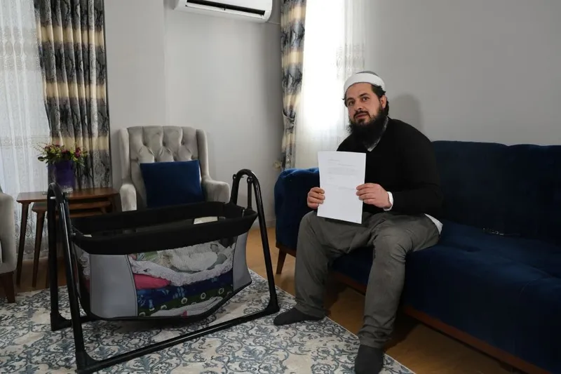 bebeklerinden-topuk-kani-aldirmayan-aileye-sorusturma-1738249860175.jpeg ADANA'DA DÜNYAYA GELEN BEBEKTEN TOPUK KANI ALINMASINA AİLESİ İZİN VERMEYİNCE ŞİKAYET ÜZERİNE 2.5 AYLIK BEBEĞE KAYYUM ATANDI. (Fotoğraf: İHA)