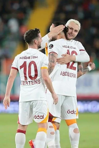 lider-galatasaray-alanya-deplasmaninda-4-golle-kazandi-yolun-sonu-sampiyonluk-1681858652371.jpeg