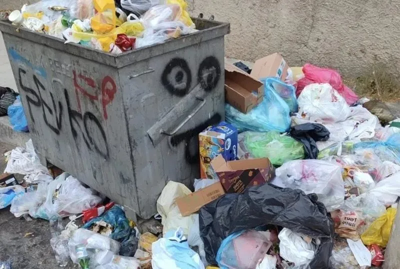 İzmir’de sokaklar çöplüğe döndü!