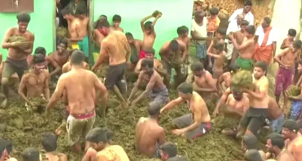 hindistandaki-gubre-festivalinde-halk-yuzlerine-inek-diskisi-surdu-1605791276471.jpg Hindistan'daki Gübre Festivali'nde halk yüzlerine inek dışkısı sürdü-6