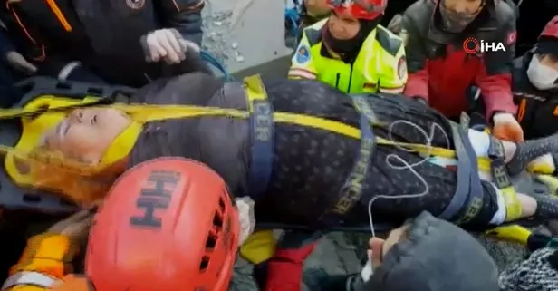 Son dakika: Elazığ Sivrice'deki depremde  yaşlı kadın enkazdan 13 saat sonra böyle kurtarıldı