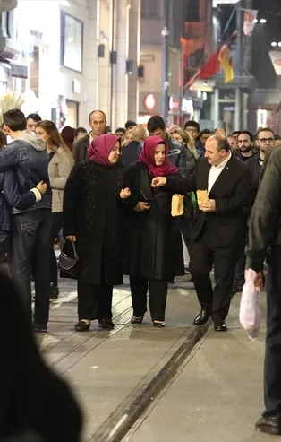 Bakan Varank ve Selçuk İstiklal caddesinde yürüyüş yaptı