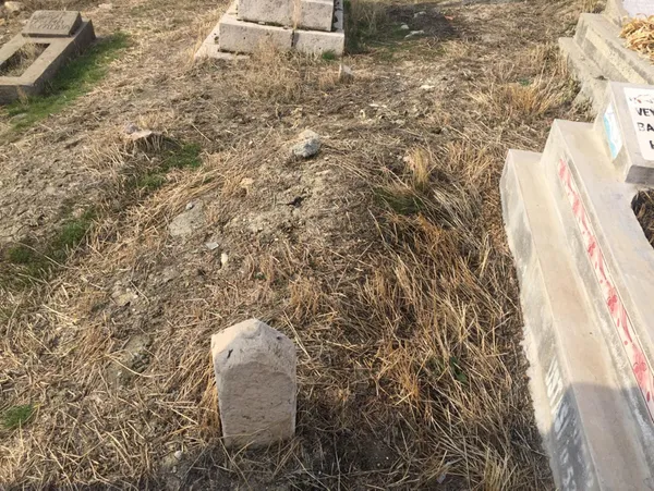 mezarliktan-gelen-ilginc-ses-isim-bulunmayan-kabrin-basinda-keman-caldirdi-1610516759685.jpg Mezarlıktan gelen ilginç ses! İsim bulunmayan kabrin başında keman çaldırdı-7