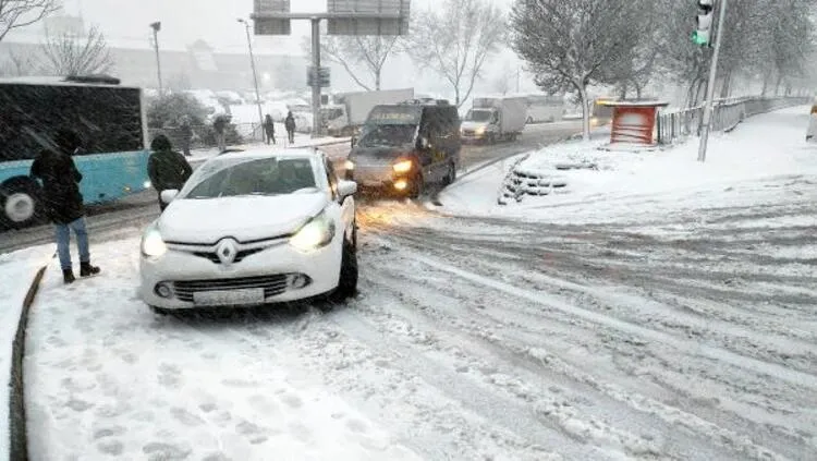 SON DAKİKA: İstanbul'da kar rezaleti: Tuzlama yapılmadı araçlar yolda kaldı-3