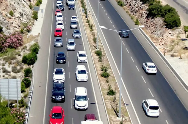 5 kilometrelik kuyruk! Tatili fırsat bilenler akın etti! Kurban Bayramı'na saatler kala trafik durdu