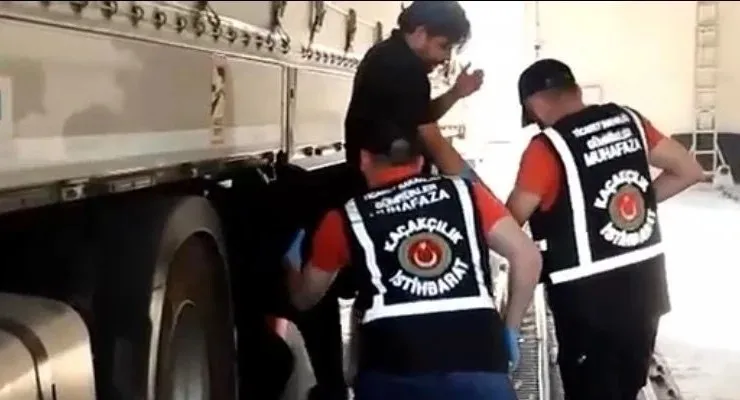 arif-kocabiyikin-kacis-plani-tir-dorsesinde-bitti-aylar-onceki-norvece-kactim-yalani-yeniden-gundemde-1788207059883.jpeg Arif Kocabıyık’ın kaçış planı TIR dorsesinde bitti! Aylar önceki “Norveç’e kaçtım” yalanı yeniden gündemde-4