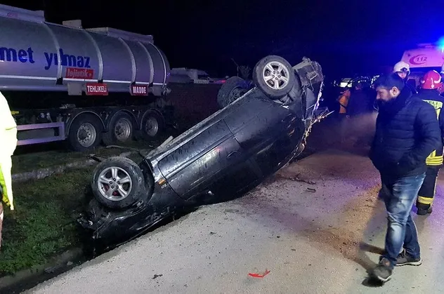 Kocaeli'nin Körfez ilçesinde otomobil su kanalına devrildi: 1 ölü, 2 yaralı